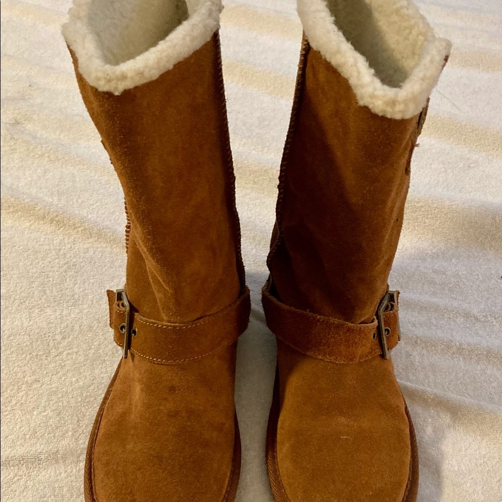 Sketchers faux fur lined buckle boots. Barley worn